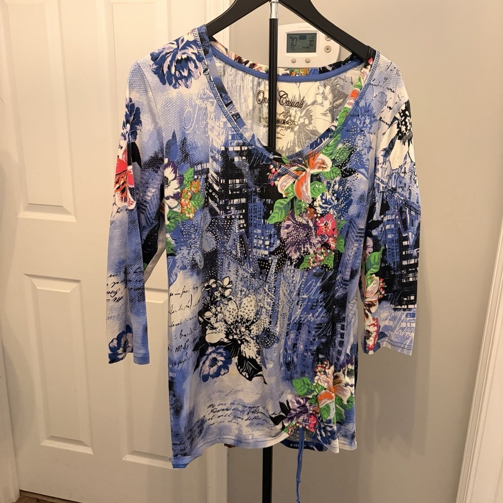 OnQue Casuals Mixed‎ Media Graphic V-Neck Top Size L Skyline Floral Rhinestone